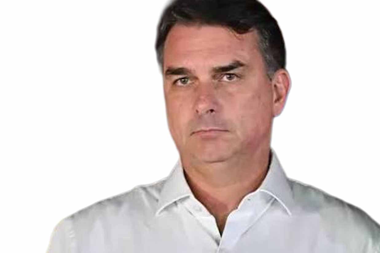 Mężczyzna z krótkimi ciemnymi włosami i poważnym spojrzeniem, w białej koszuli z rozpiętym kołnierzykiem, na jasnym tle