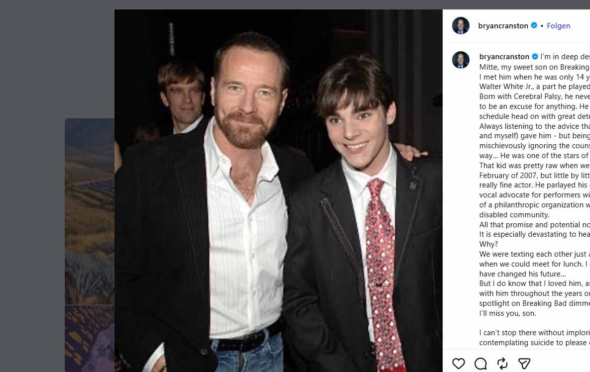 Zrzut ekranu wpisu na Instagramie użytkownika bryancranston: dwóch mężczyzn w ciemnych garniturach stoi blisko siebie i się uśmiecha.