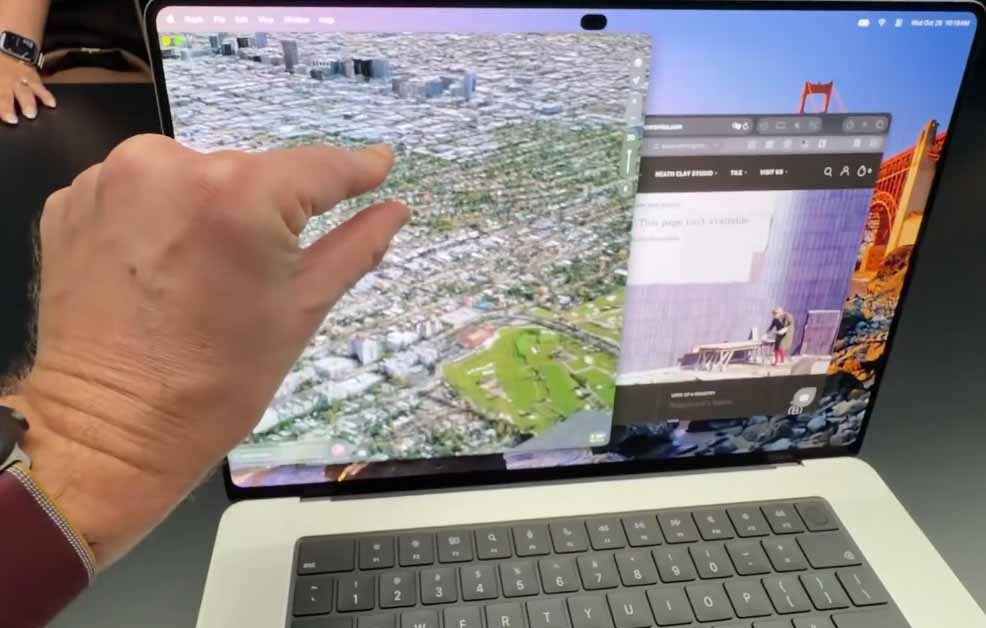 Eine Hand deutet auf den Bildschirm eines geöffneten Notebooks, das links eine 3D-Stadtansicht und rechts ein Browserfenster zeigt