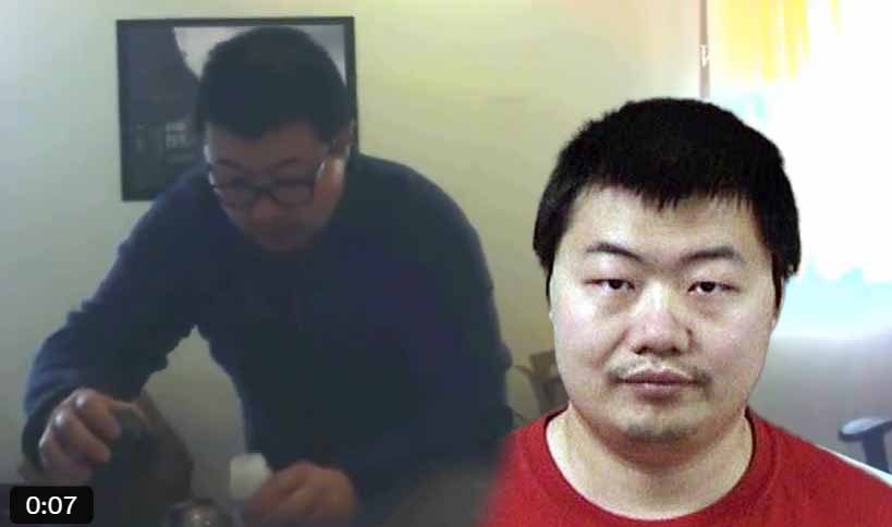Duas imagens de webcam: à esquerda, um homem de óculos a uma mesa; à direita, um homem de camiseta vermelha em frente a uma janela clara.