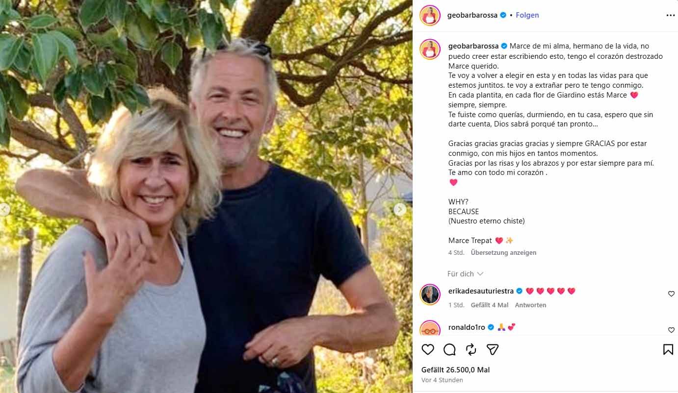 Screenshot di un post di Instagram: un uomo sorridente abbraccia una donna bionda, entrambi davanti a un albero; accanto un testo in spagnolo.